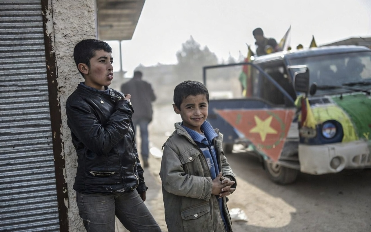 Bambini nel centro di Kobane assediata
