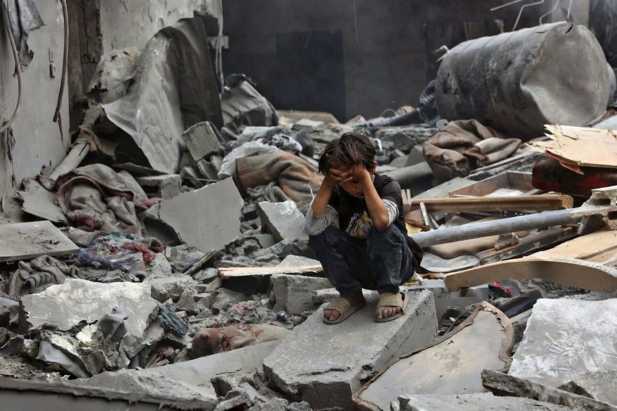 Bambino nelle macerie di Gaza