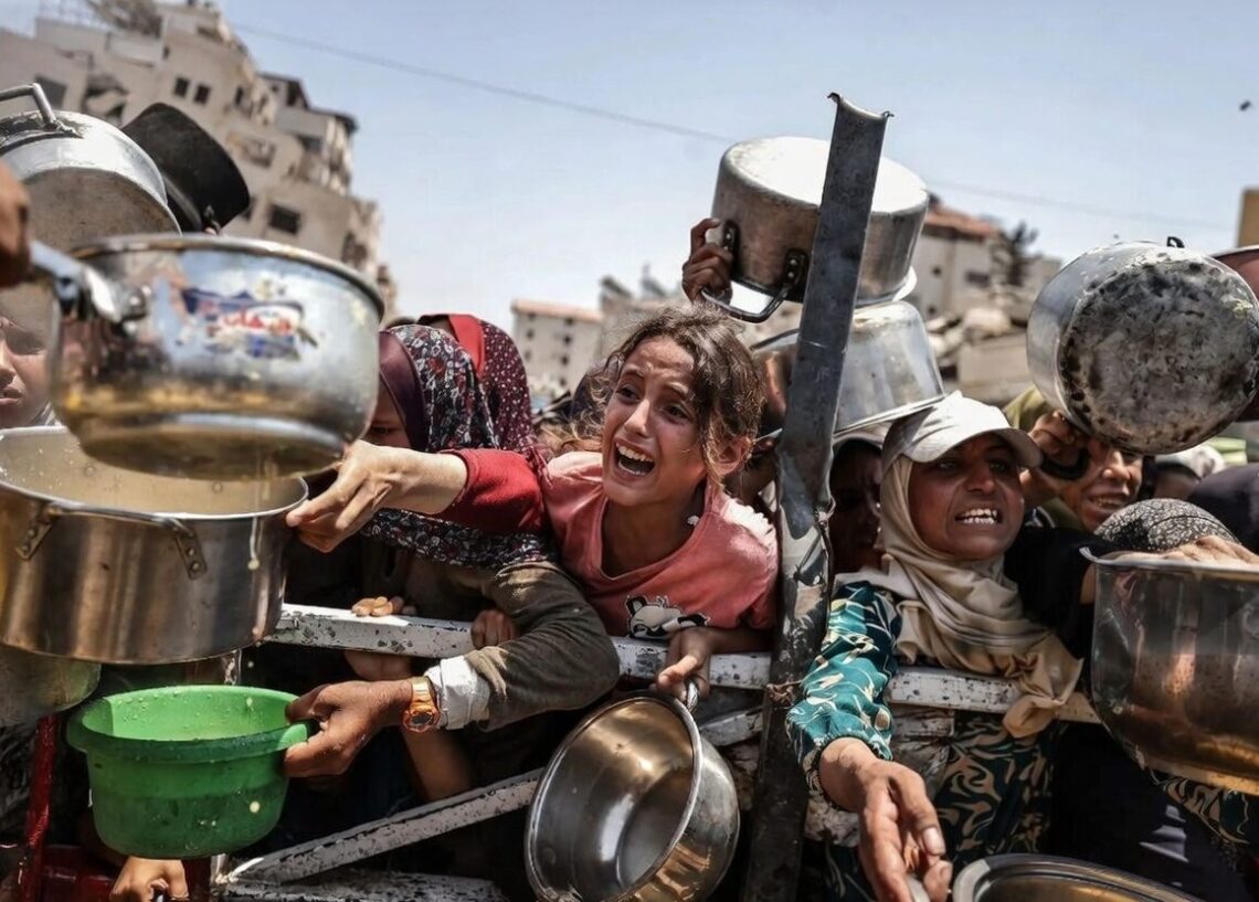 Ogni giorno a Gaza, persone in fila con pentole e recipienti per ricevere