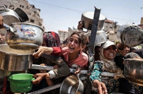 Ogni giorno a Gaza, persone in fila con pentole e recipienti per ricevere