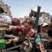 Ogni giorno a Gaza, persone in fila con pentole e recipienti per ricevere