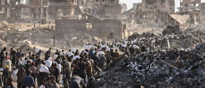 Gaza. persone tra macerie e edifici dustrutti dopo i bombardameti dell'esercito israeliano