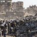 Gaza. persone tra macerie e edifici dustrutti dopo i bombardameti dell'esercito israeliano